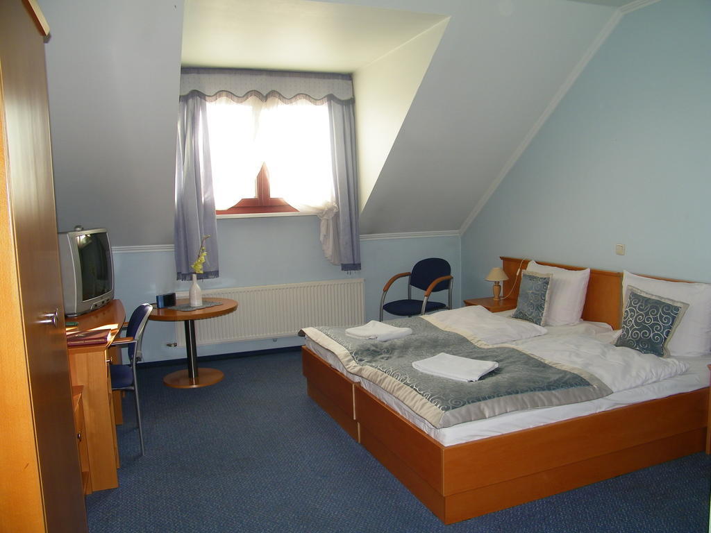 Hotel Restauracja Tawerna 格利维采 客房 照片
